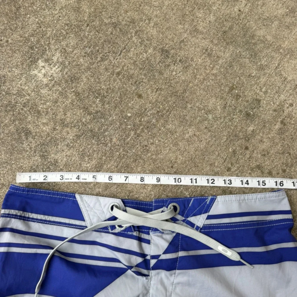Oakley Mens Board Shorts Blue White Striped Geometric Swim Trunks Size 32